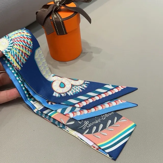 Hermès Écharpe de soie imprimée avec motif inspiré de la marine en bleu et orange 4