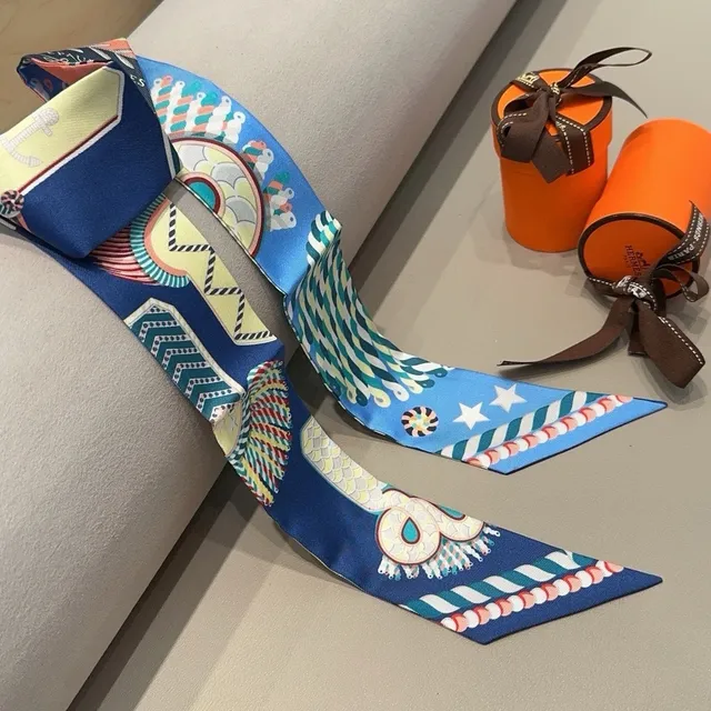 Hermès Écharpe de soie imprimée avec motif inspiré de la marine en bleu et orange 5
