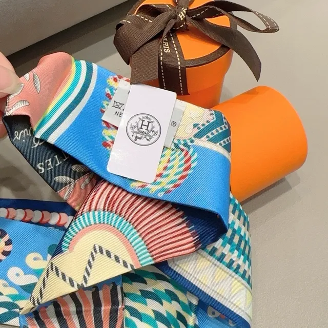 Hermès Écharpe de soie imprimée avec motif inspiré de la marine en bleu et orange 6