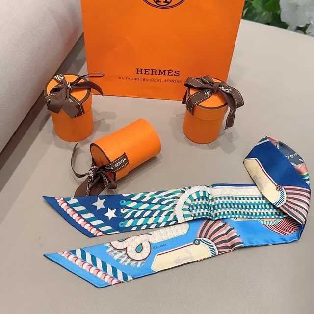 Hermès Écharpe de soie imprimée avec motif inspiré de la marine en bleu et orange 7
