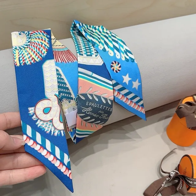 Hermès Écharpe de soie imprimée avec motif inspiré de la marine en bleu et orange 8