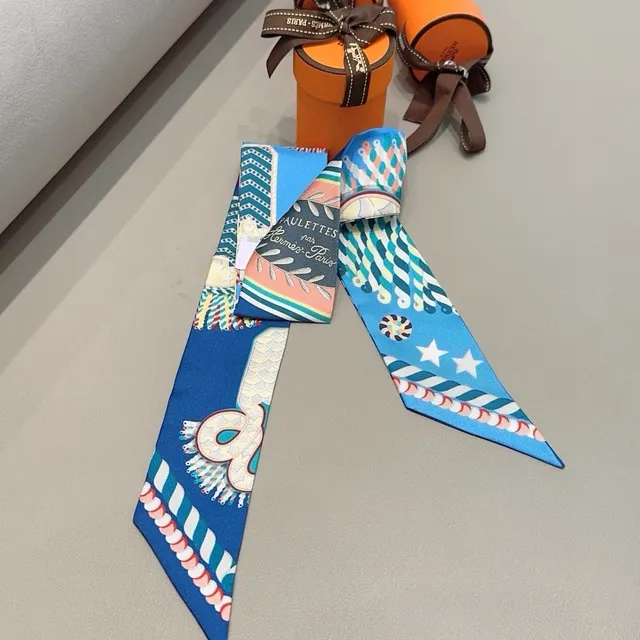 Hermès Écharpe de soie imprimée avec motif inspiré de la marine en bleu et orange 9