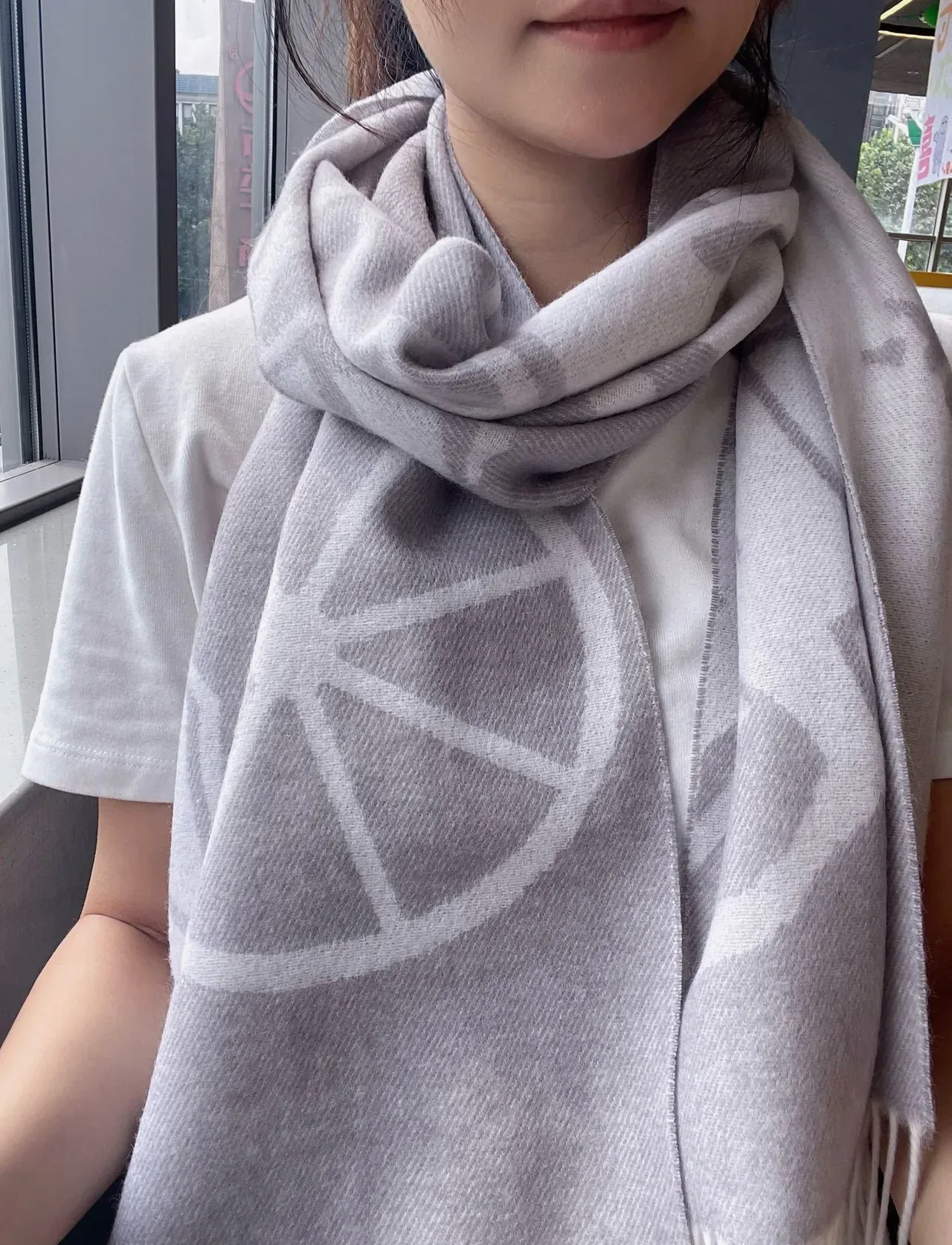 Écharpe Hermès Calèche Motif en cashmere ivoire et gris 2