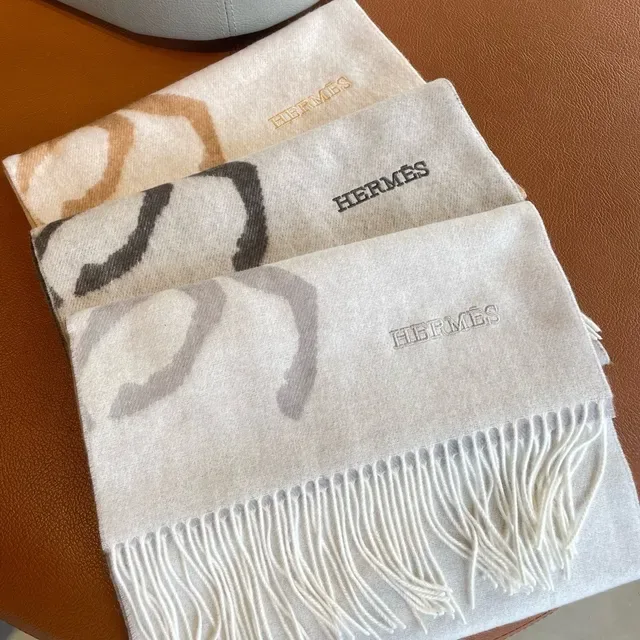 Écharpe Hermès Calèche Motif en cashmere ivoire et gris 3