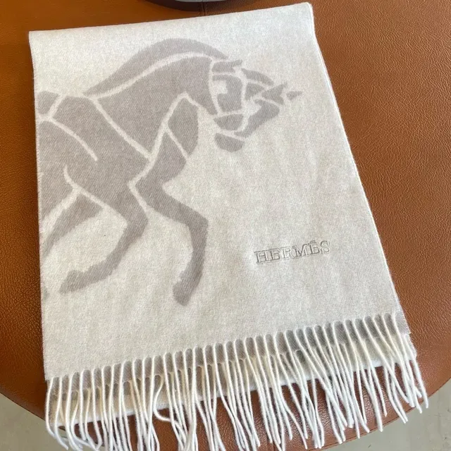Écharpe Hermès Calèche Motif en cashmere ivoire et gris 4