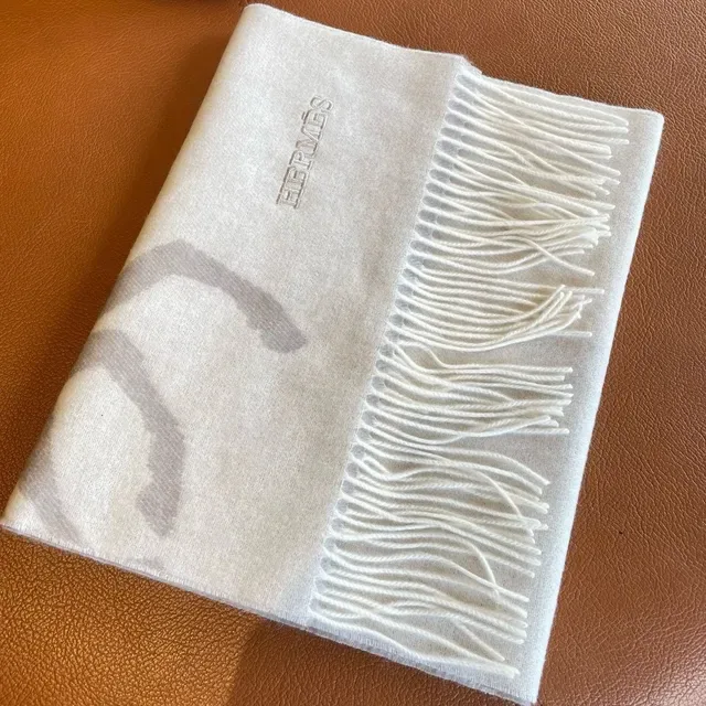 Écharpe Hermès Calèche Motif en cashmere ivoire et gris 5