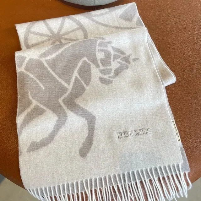 Écharpe Hermès Calèche Motif en cashmere ivoire et gris 6