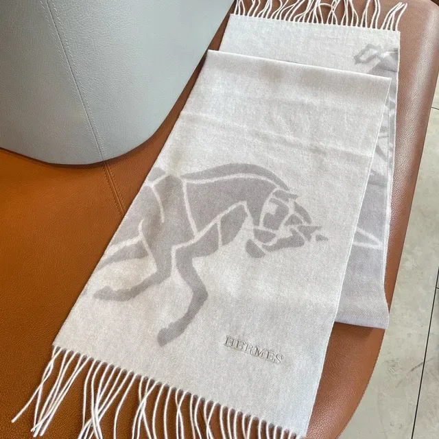 Écharpe Hermès Calèche Motif en cashmere ivoire et gris 7