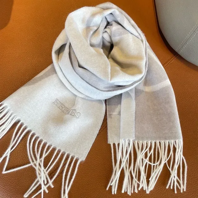 Écharpe Hermès Calèche Motif en cashmere ivoire et gris 9