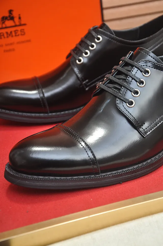 Hermès Chaussures Oxford en Cuir Noir Poli avec Embout en Cap 2