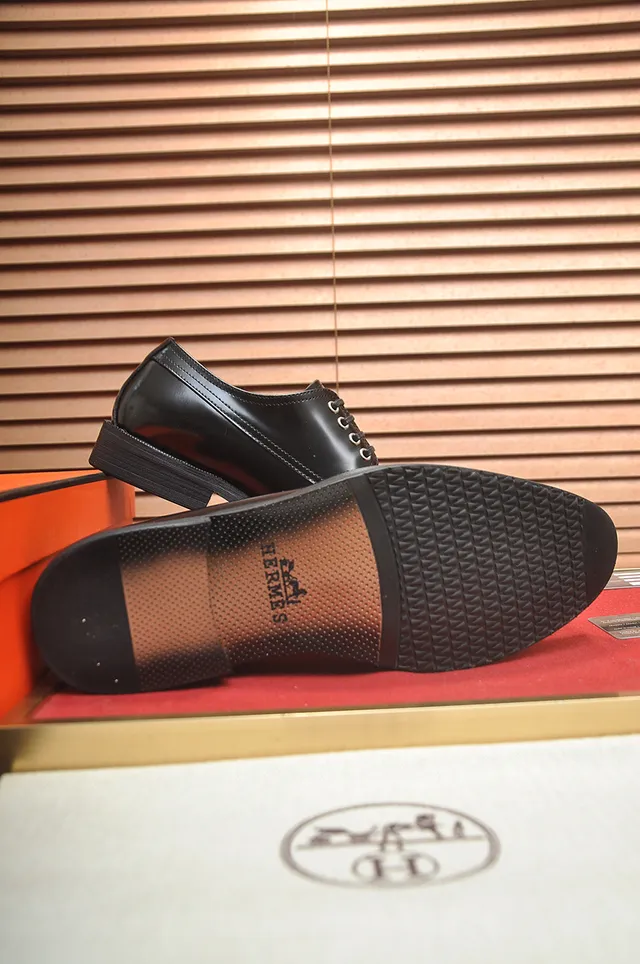Hermès Chaussures Oxford en Cuir Noir Poli avec Embout en Cap 3
