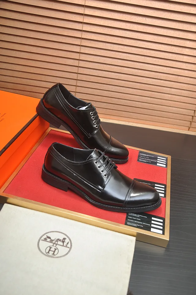 Hermès Chaussures Oxford en Cuir Noir Poli avec Embout en Cap 4