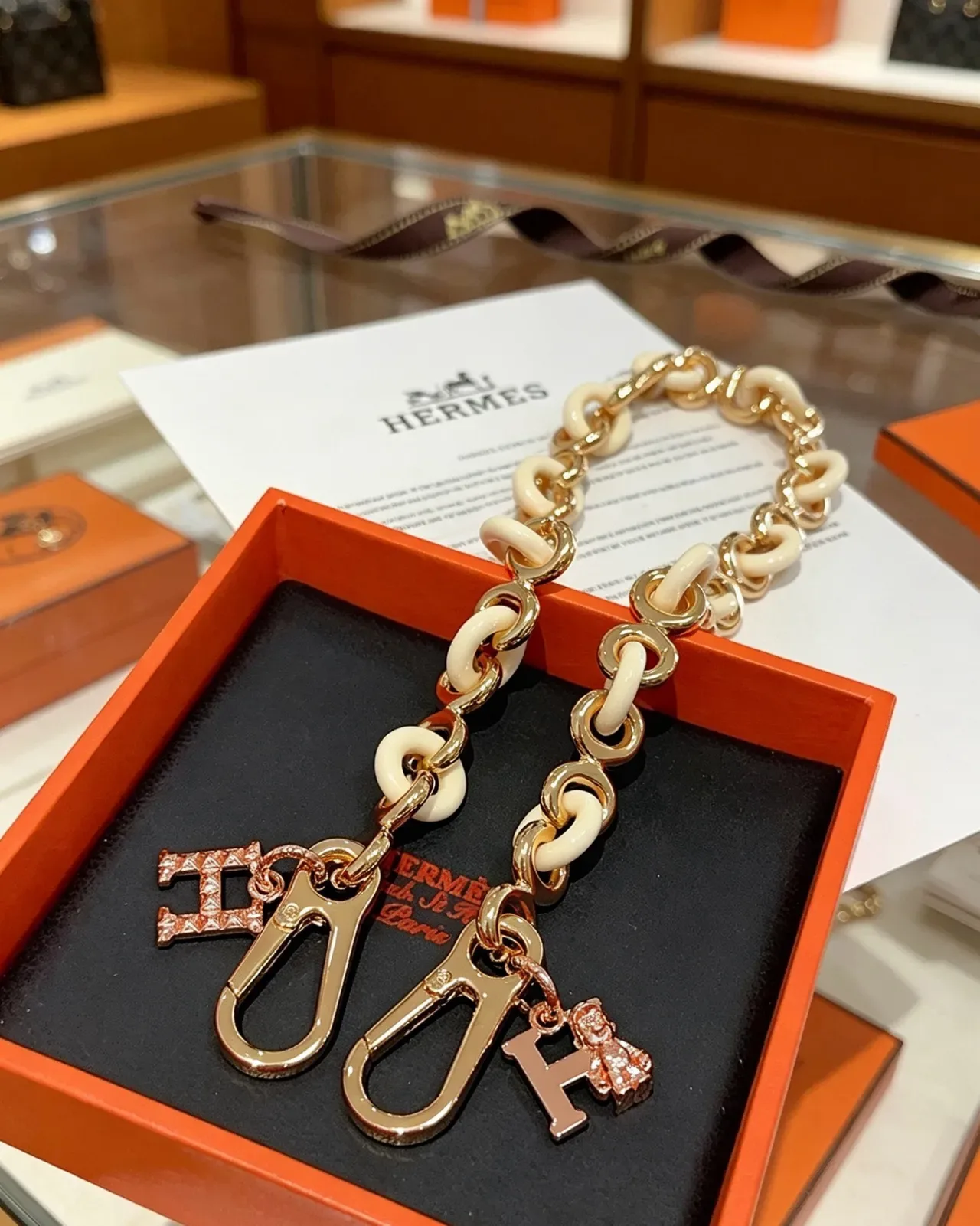 Hermès Chaine d'Ancre Pulseira Corrente de Resina e Metal Beige Dourado Charms de Cristal Pavé 'H' 2