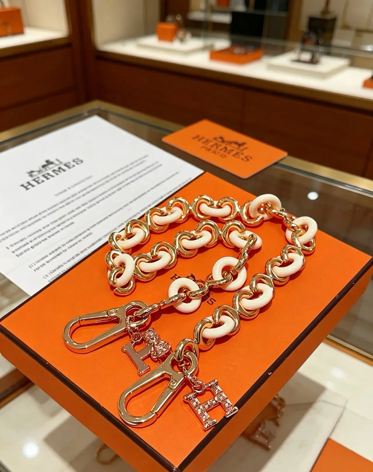 Hermès Chaine d'Ancre Pulseira Corrente de Resina e Metal Beige Dourado Charms de Cristal Pavé 'H' 3