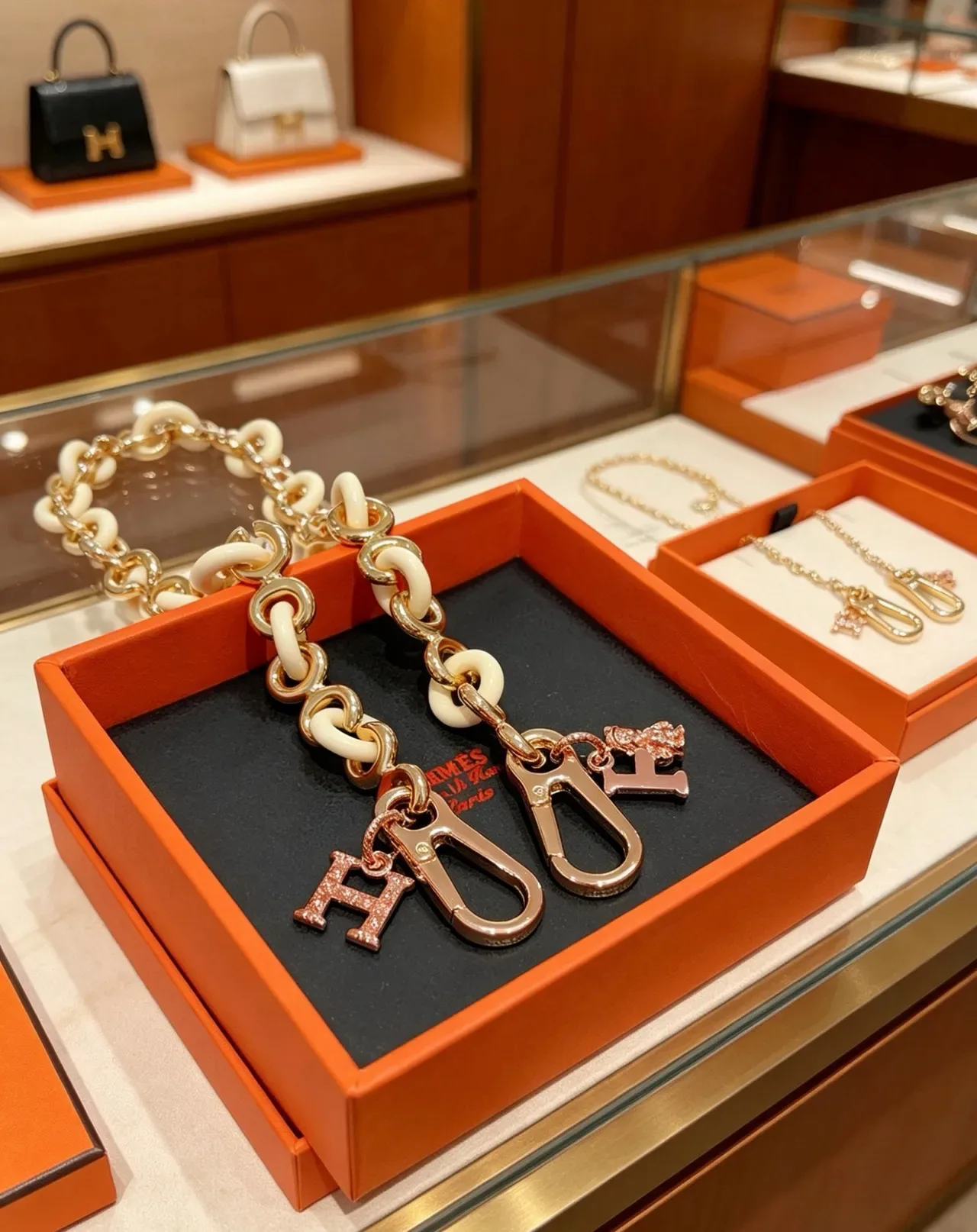 Hermès Chaine d'Ancre Pulseira Corrente de Resina e Metal Beige Dourado Charms de Cristal Pavé 'H' 4