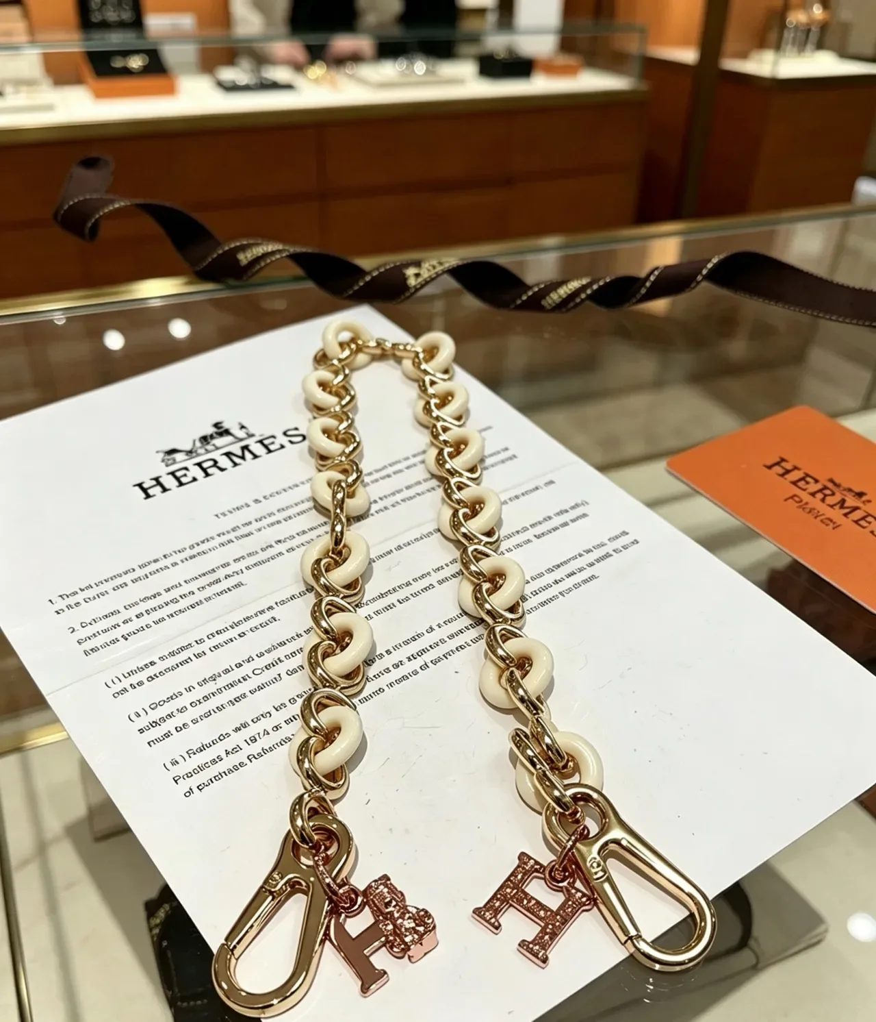 Hermès Chaine d'Ancre Pulseira Corrente de Resina e Metal Beige Dourado Charms de Cristal Pavé 'H' 5