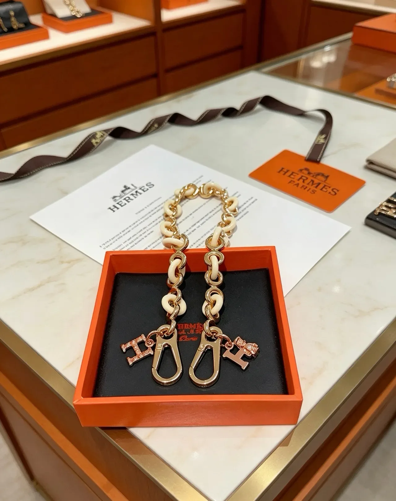 Hermès Chaine d'Ancre Pulseira Corrente de Resina e Metal Beige Dourado Charms de Cristal Pavé 'H' 7