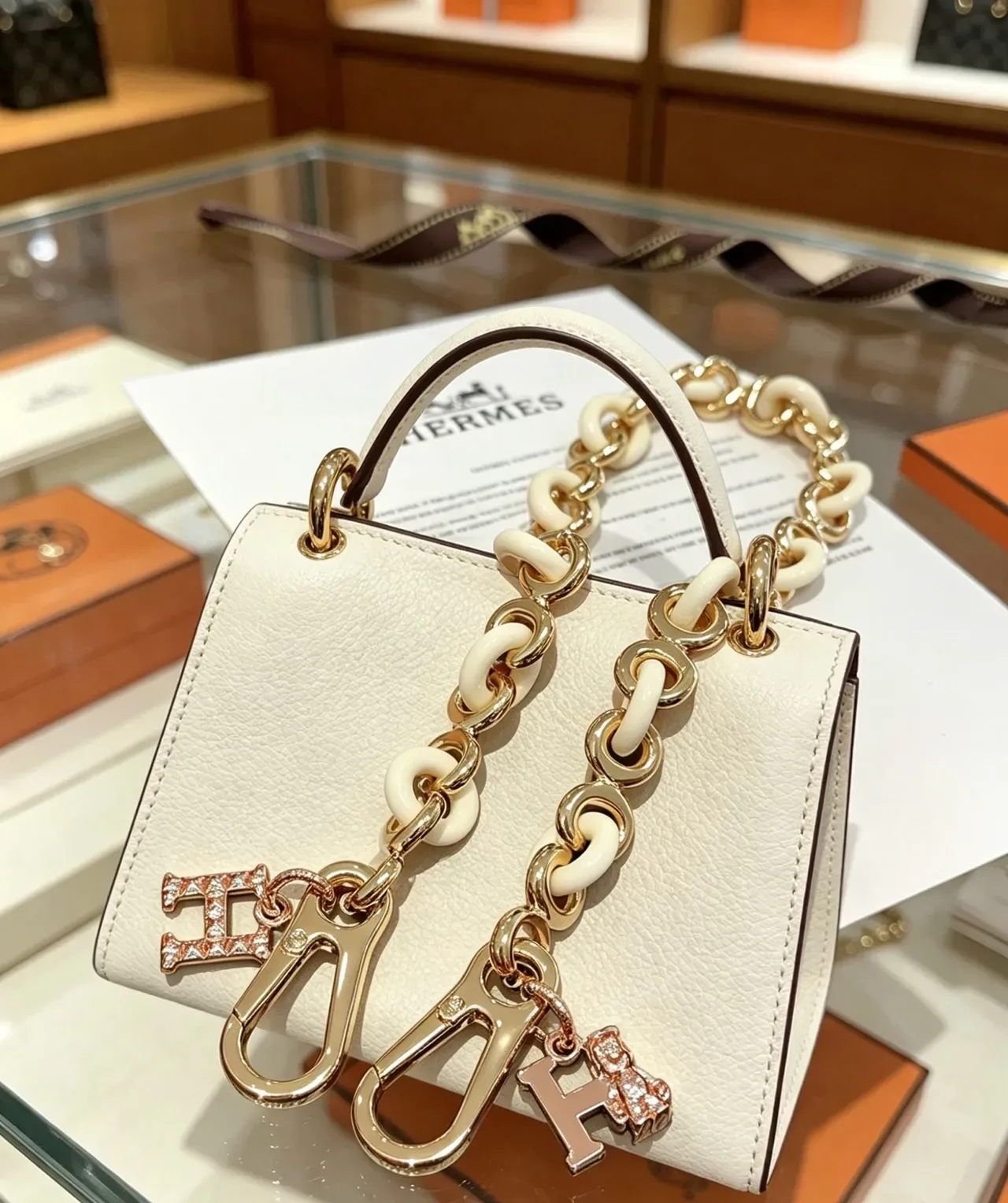 Hermès Chaine d'Ancre Pulseira Corrente de Resina e Metal Beige Dourado Charms de Cristal Pavé 'H' 9