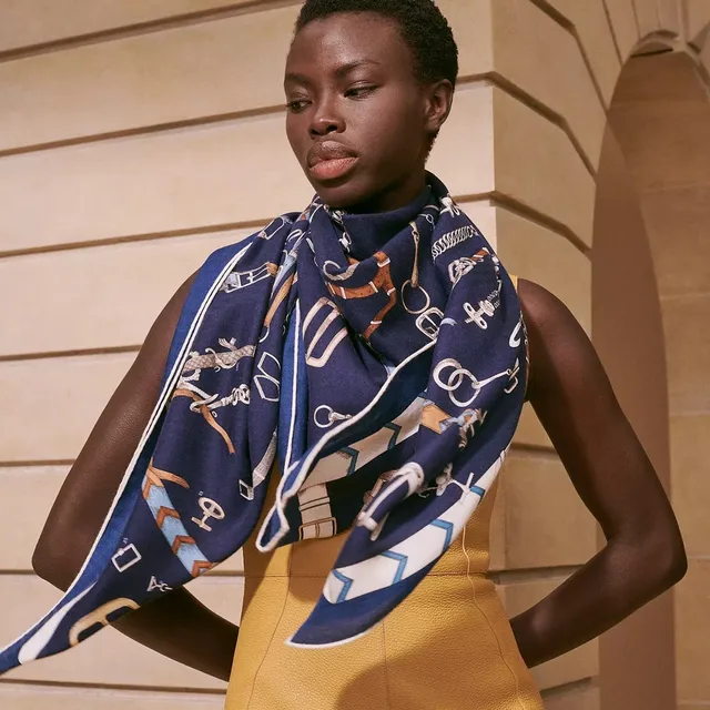 Hermès Motif Équestre Écharpe de Soie Marine 3