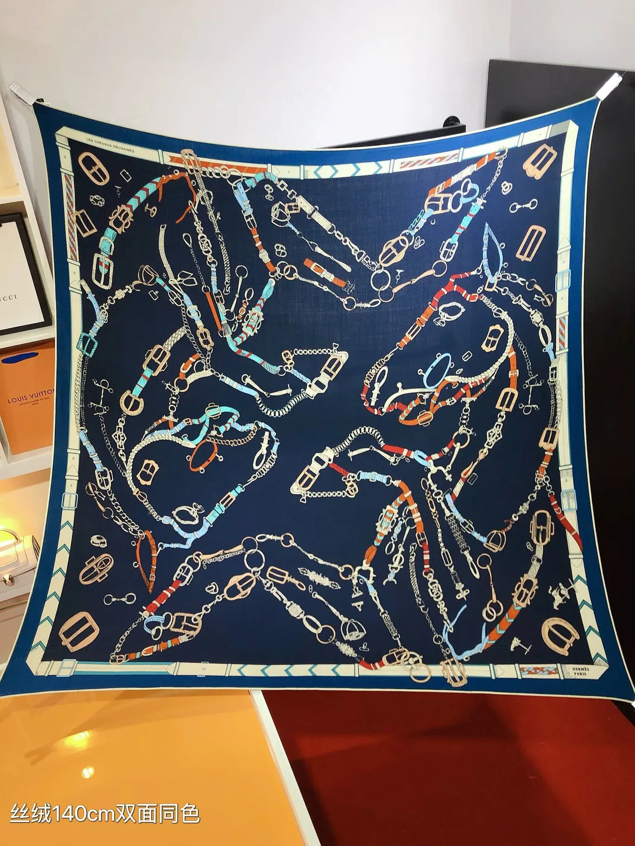 Hermès Motif Équestre Écharpe de Soie Marine 5