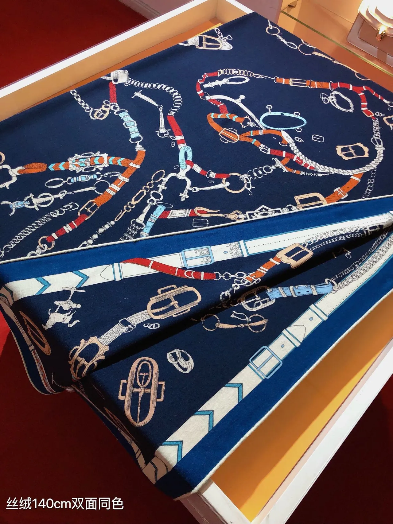 Hermès Motif Équestre Écharpe de Soie Marine 7