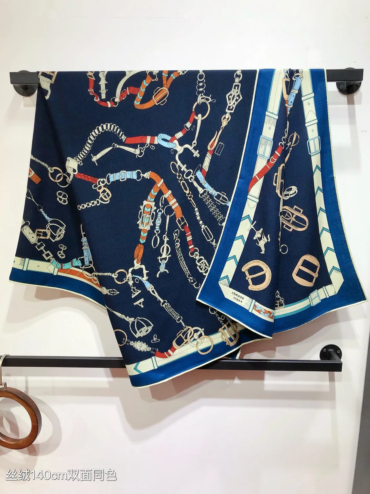 Hermès Motif Équestre Écharpe de Soie Marine 9