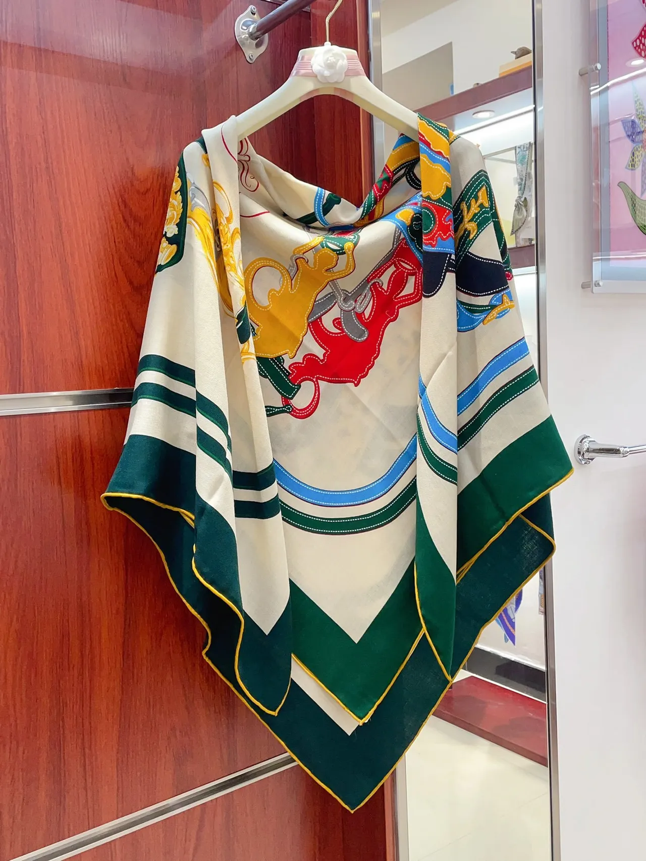 Hermès সবুজ বেইজ হেরিংবোন বুনন বহুরঙ প্রিন্টেড ম্যাপ মোটিফ স্কার্ফ 7