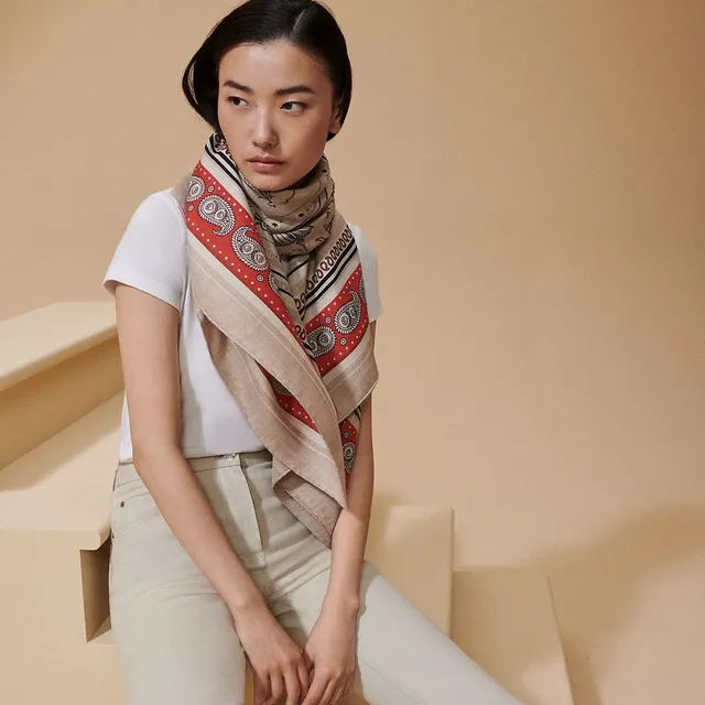 Hermès Île aux Ours Imprimé Beige Rouge Noir Soie Écharpe 3