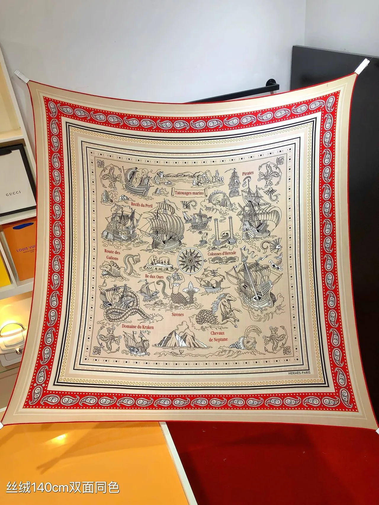 Hermès Île aux Ours Imprimé Beige Rouge Noir Soie Écharpe 5