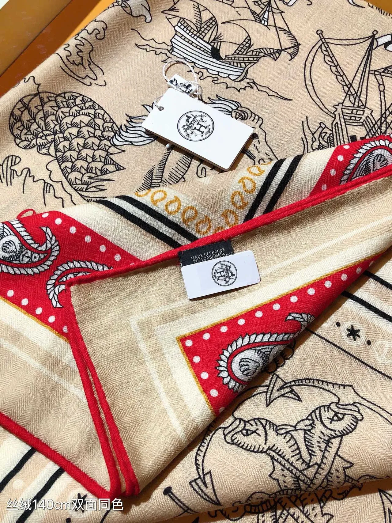 Hermès Île aux Ours Imprimé Beige Rouge Noir Soie Écharpe 8
