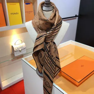 হার্মেস ভালু দ্বীপ বাদামি ও কালো রেশমের স্কার্ফ