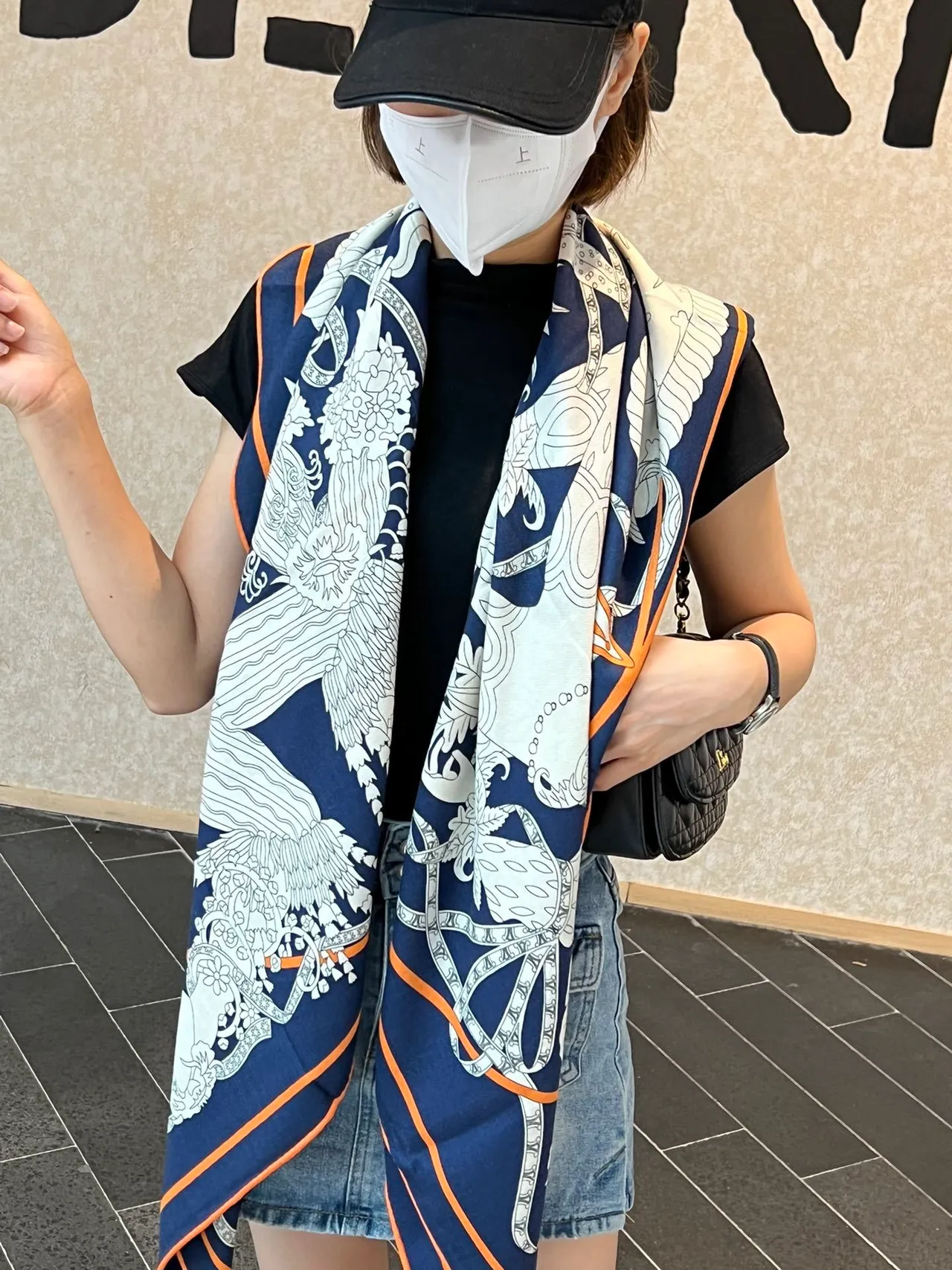 Hermès Le Sacre des Saisons écharpe de soie bleu marine et orange 2