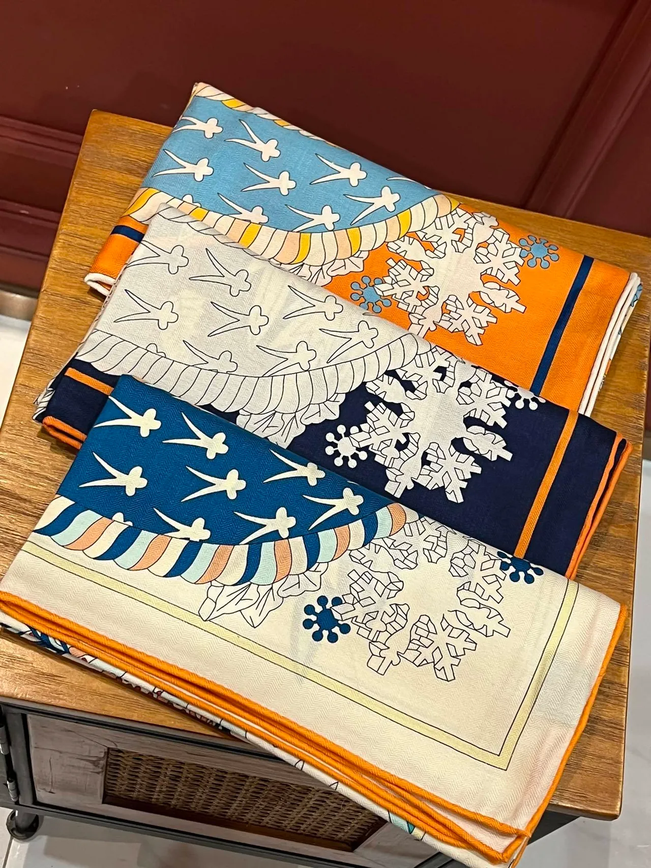 Hermès Le Sacre des Saisons écharpe de soie bleu marine et orange 4