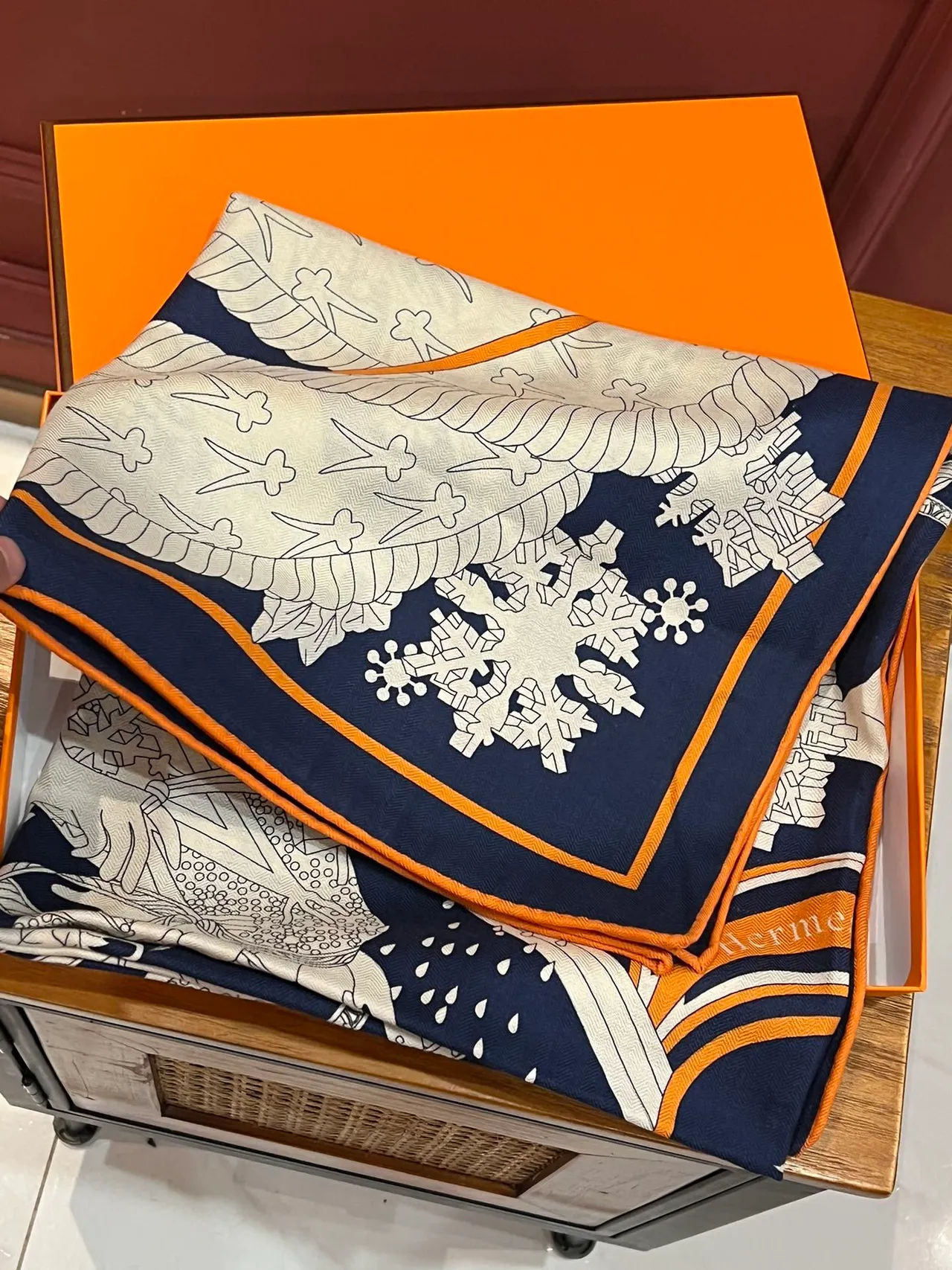Hermès Le Sacre des Saisons écharpe de soie bleu marine et orange 5