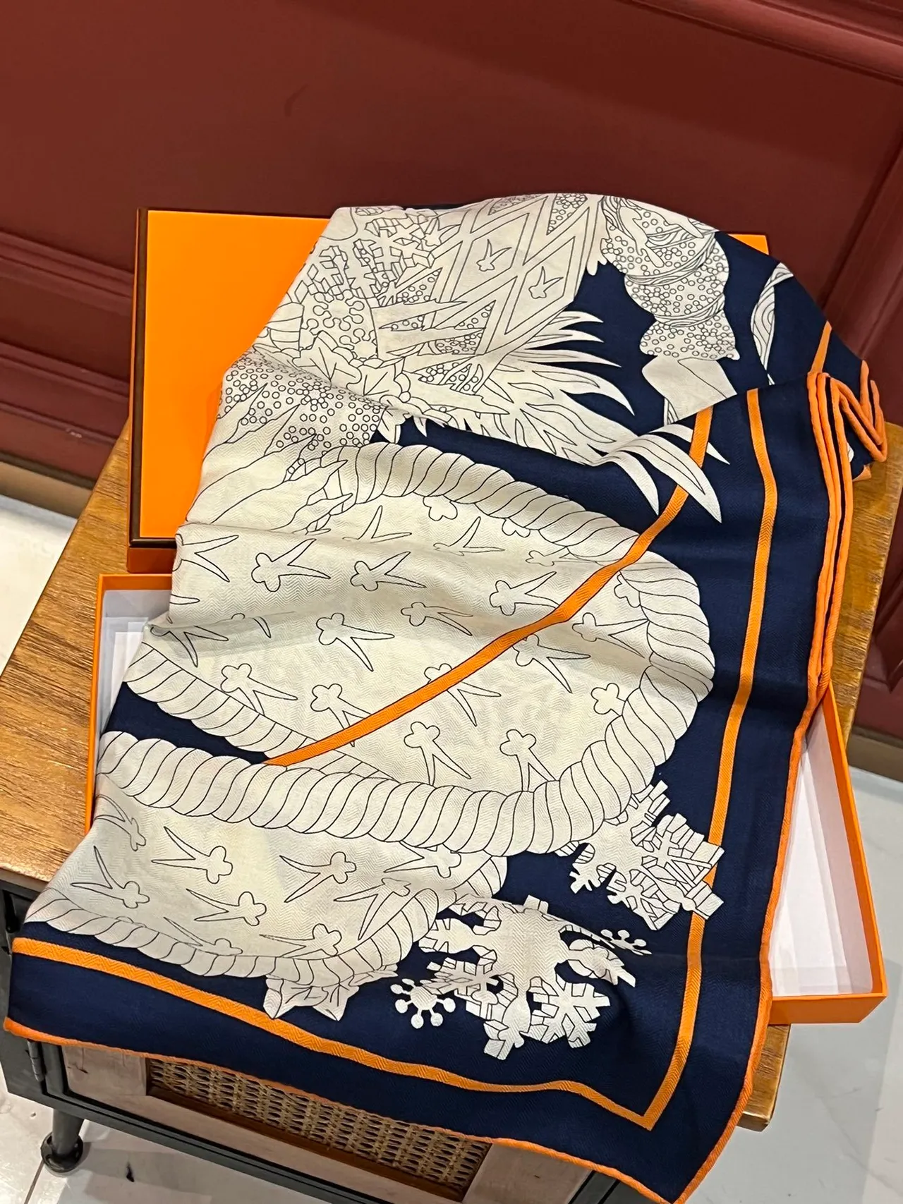 Hermès Le Sacre des Saisons écharpe de soie bleu marine et orange 6