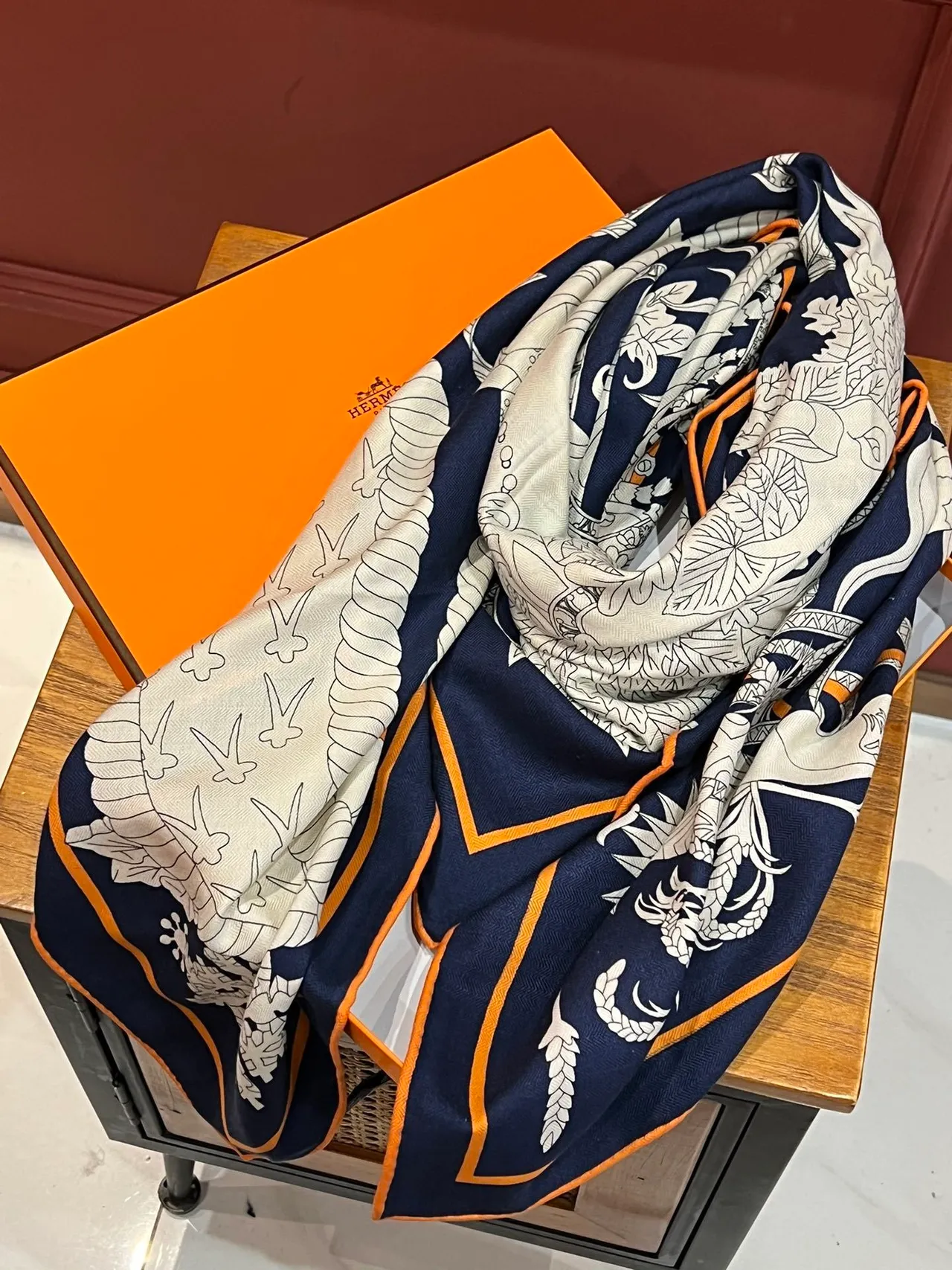 Hermès Le Sacre des Saisons écharpe de soie bleu marine et orange 7