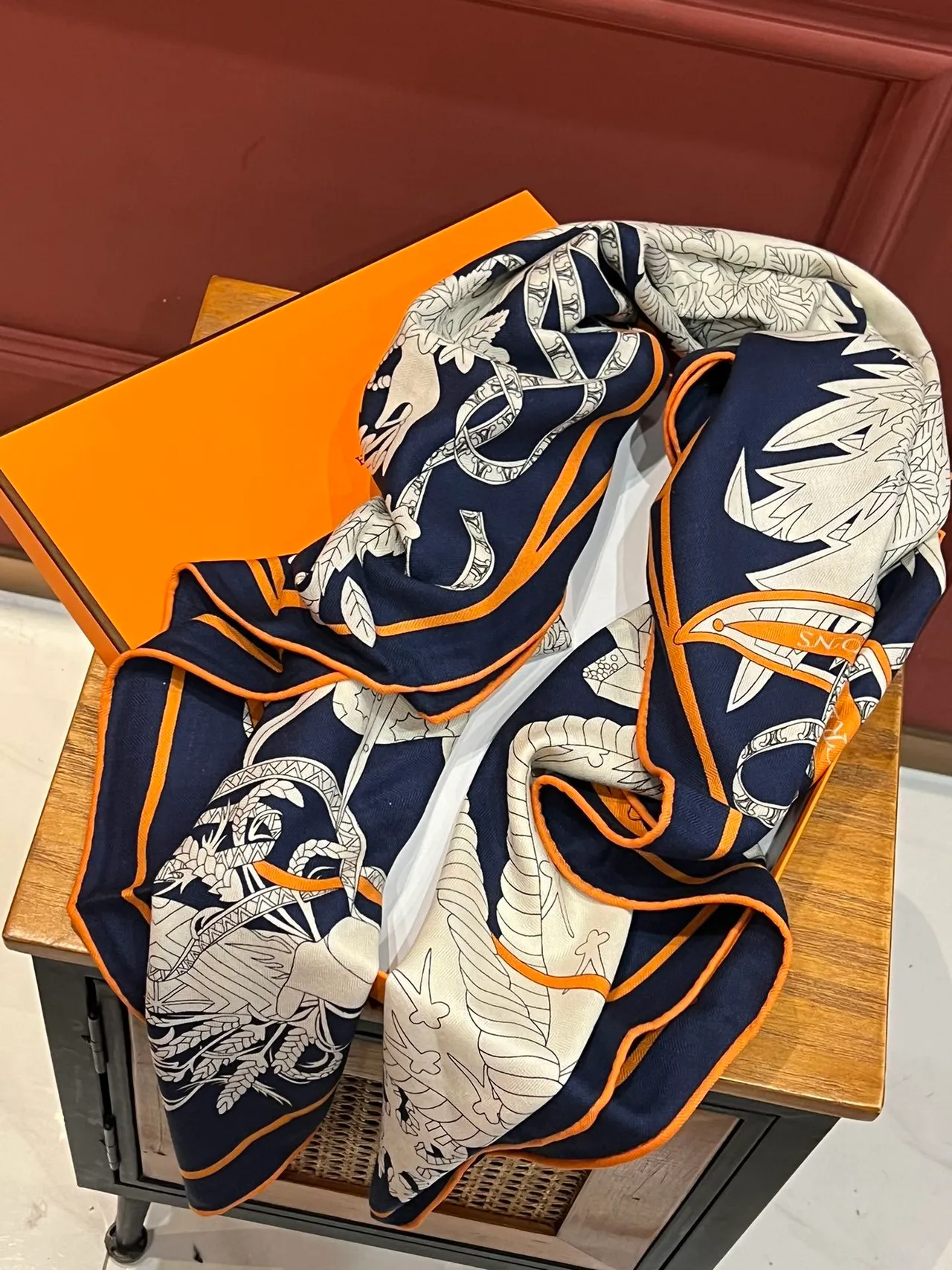 Hermès Le Sacre des Saisons écharpe de soie bleu marine et orange 8