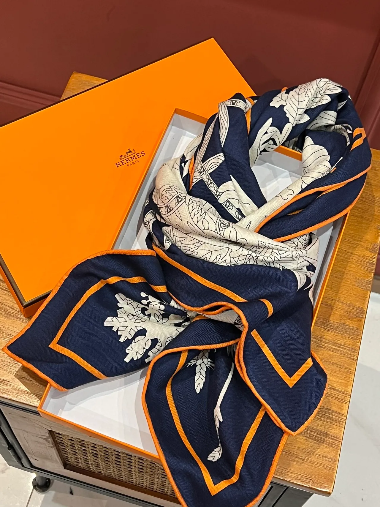 Hermès Le Sacre des Saisons écharpe de soie bleu marine et orange 9
