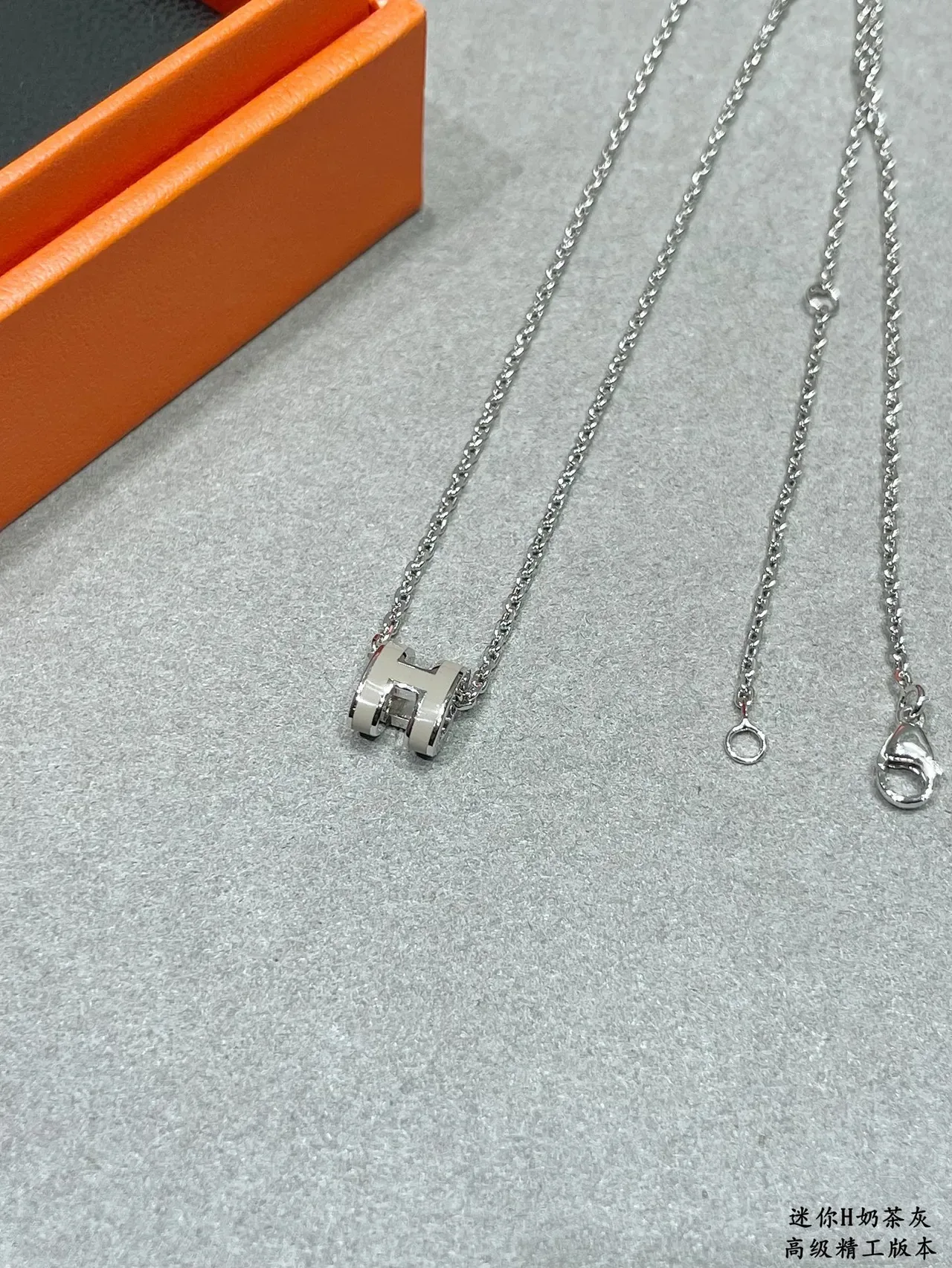 Pendentif mini Hermès Mini H or argent émaillé 4