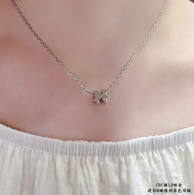 Pendentif mini Hermès Mini H or argent émaillé 8