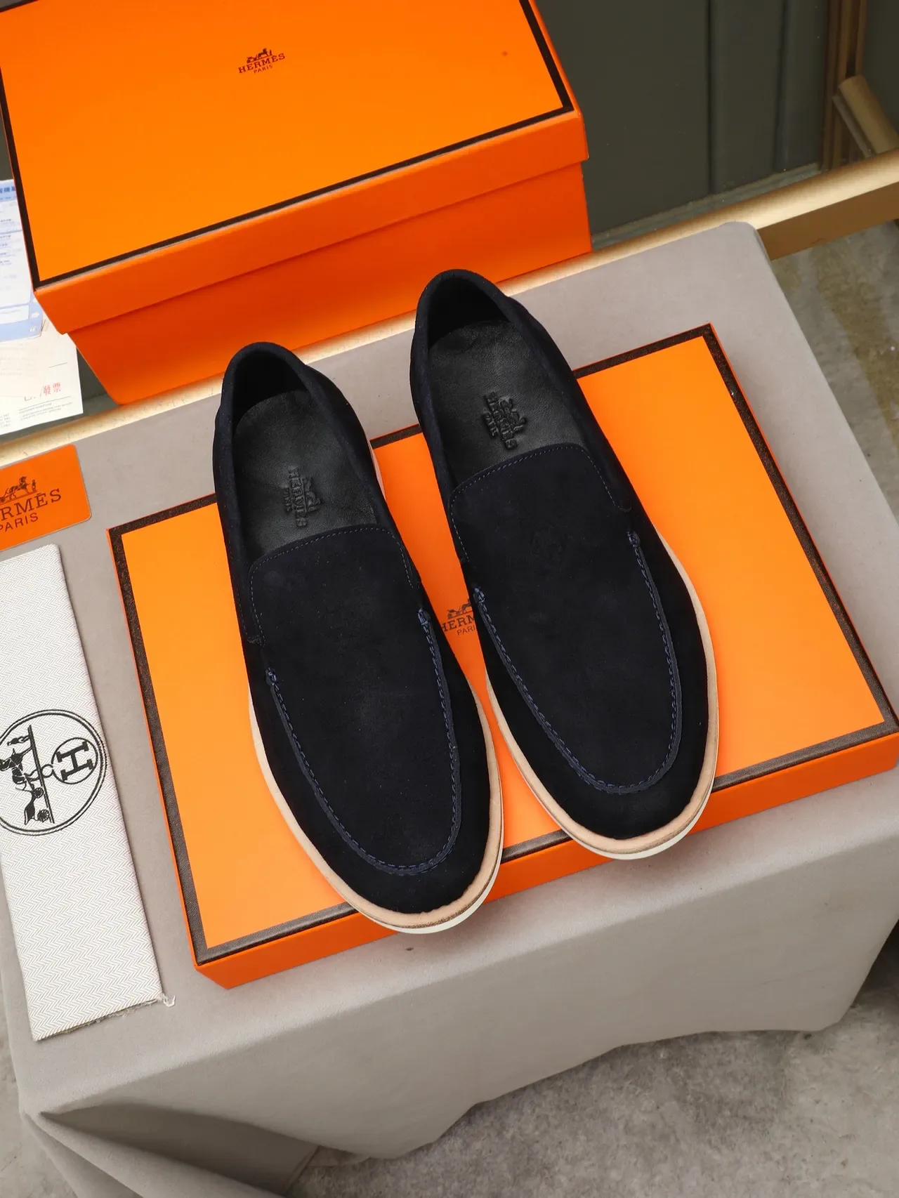 Hermès Loafer Moccasin Costurado no Vamp com Suede Navy White 3