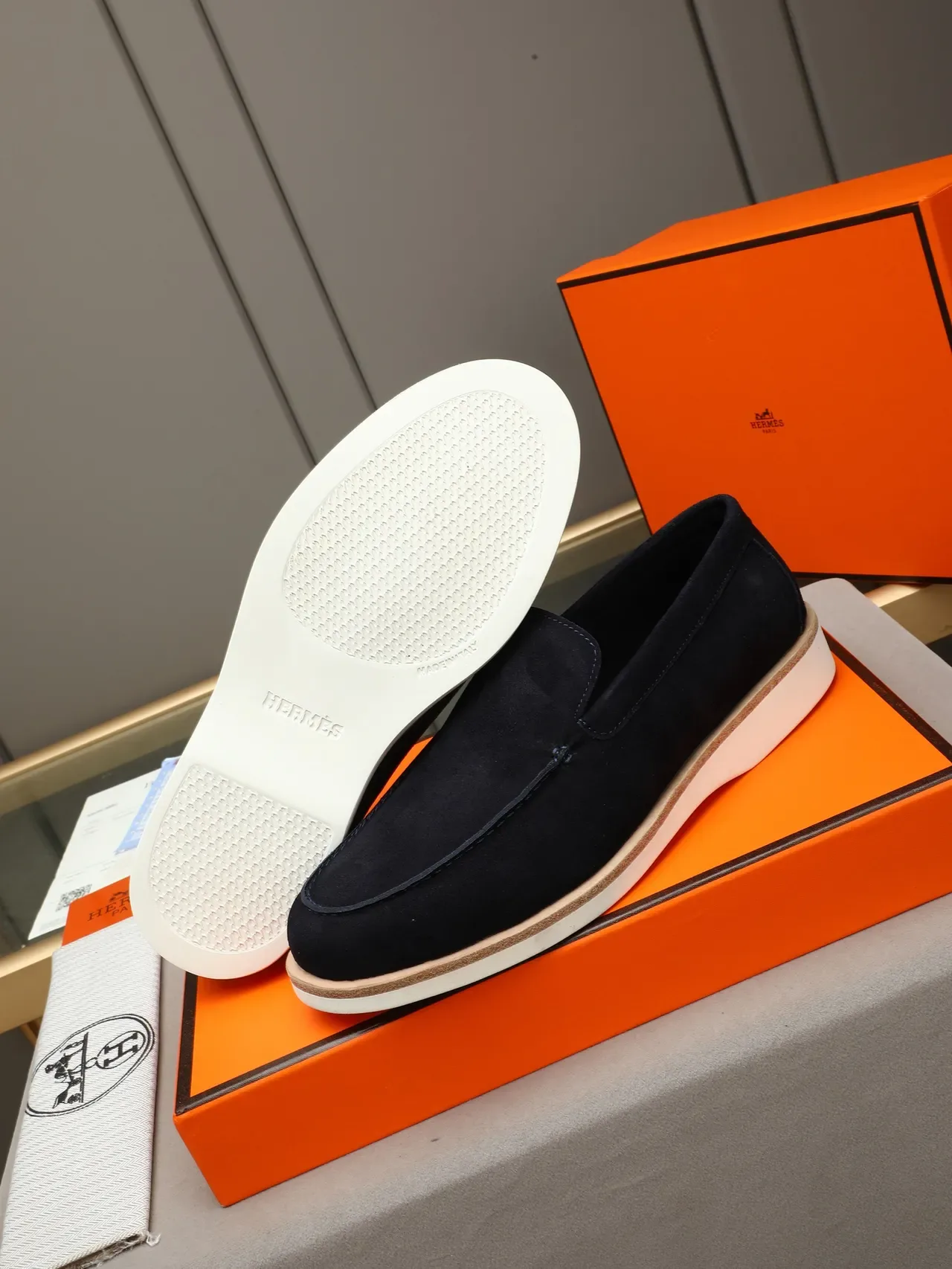 Hermès Loafer Moccasin Costurado no Vamp com Suede Navy White 4