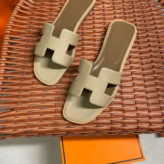 Hermès Oran Beige Pebbled Leather Flat Slippers