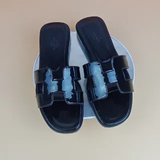 Hermès Oran Glossy Black Patent Leather Slippers