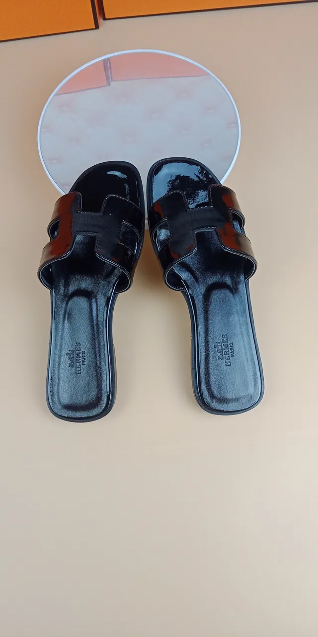 Hermès Oran Glossy Black Patent Leather Slippers 2