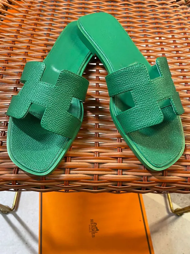 Hermès Oran Slide Sandales vertes en cuir à texture granuleuse 2