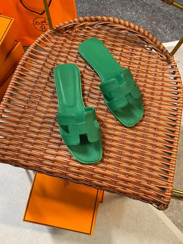 Hermès Oran Slide Sandales vertes en cuir à texture granuleuse 3