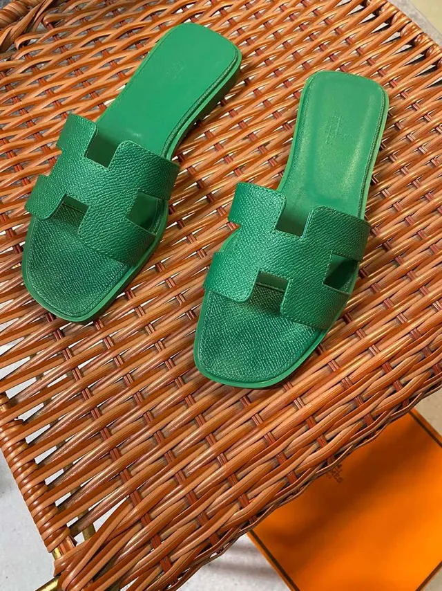 Hermès Oran Slide Sandales vertes en cuir à texture granuleuse 4