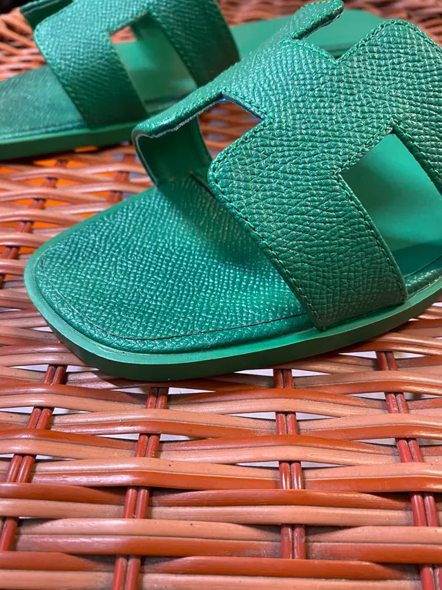 Hermès Oran Slide Sandales vertes en cuir à texture granuleuse 5