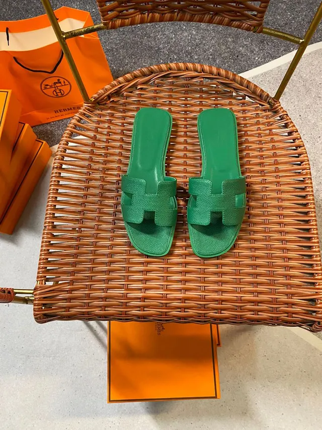Hermès Oran Slide Sandales vertes en cuir à texture granuleuse 6